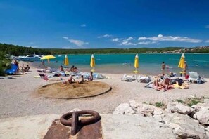 بالقرب من الشاطئ