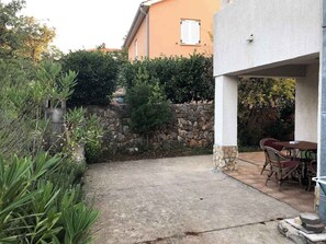 Outdoor dining - Holiday apartment on the ground floor, with a terrace in Mediterranean greenery and air-conditioned (Klimno)