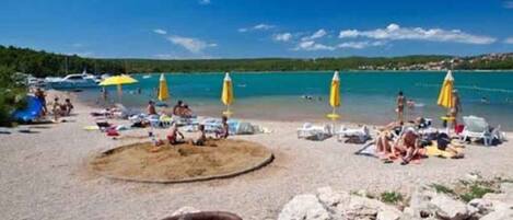 Una spiaggia nelle vicinanze
