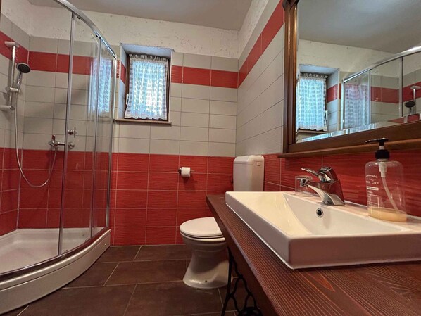 Shower - Holiday apartment on the ground floor, with a terrace in Mediterranean greenery and air-conditioned (Klimno)