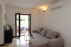 TV - Holiday apartment with balcony (Klimno)