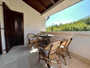 Outdoor dining - Holiday apartment with balcony (Klimno)