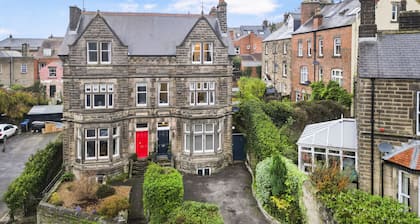 Large Victorian 6 bed house in the centre of Matlock with hot tub and games room