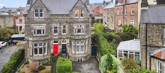 Large Victorian 6 bed house in the centre of Matlock with hot tub and games room