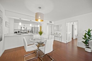 Dining - The Club 2204 · ★Amazing Condo with FREE PARKING in Brickell Miami (Miami)