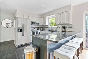 Fridge, microwave, oven, stovetop - BlackBerry Private home with jacuzzi yearlong (East Hampton)