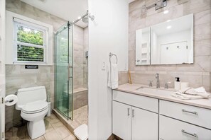 Bañera con ducha, toallas