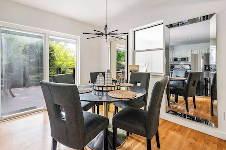 Dining. BlackBerry Private home with jacuzzi yearlong