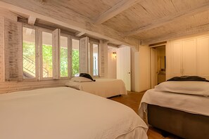 7 bedrooms, iron/ironing board, bed sheets