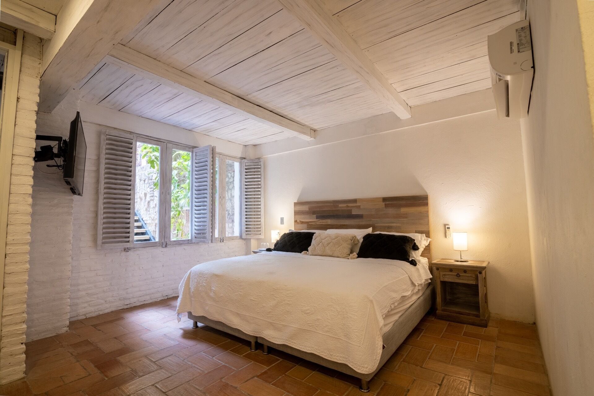 5 habitaciones, tabla de planchar con plancha, wifi y ropa de cama 