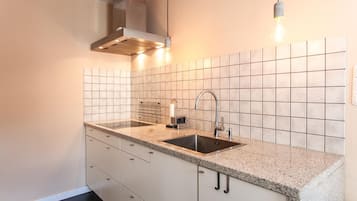 Een koelkast, een magnetron, een oven, een vaatwasser