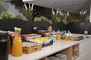 Café da manhã com buffet todos os dias mediante uma taxa