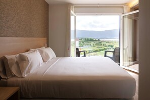 Superior Double Room | Premium bedding, minibar, in-room safe, individually decorated - Hotel Meiga do Mar & Spa (Carnota)