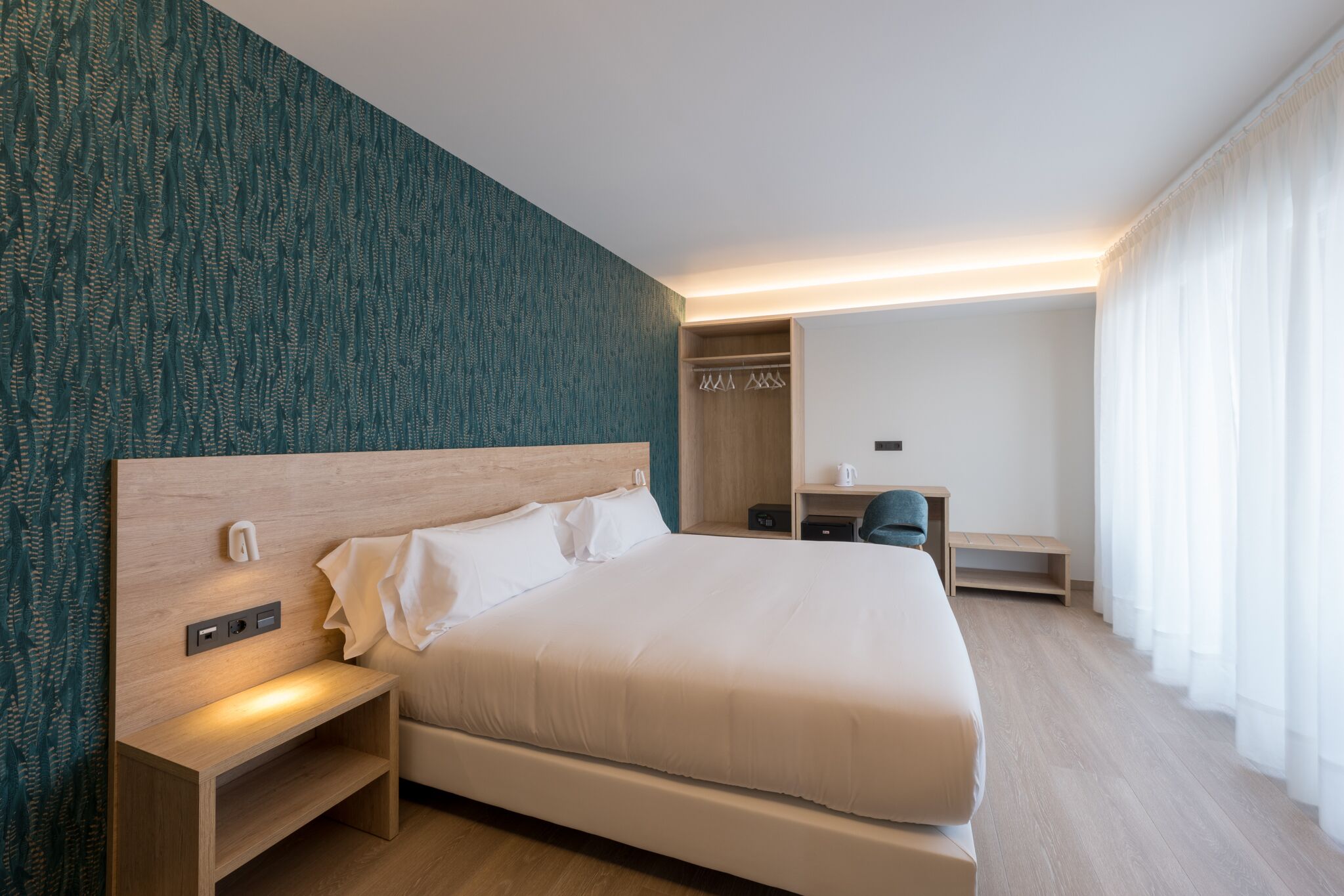 غرفة ديلوكس مزدوجة | أغطية فراش متميزة وميني بار وخزنة داخل الغرفة وبديكورات فريدة لكل غرفة