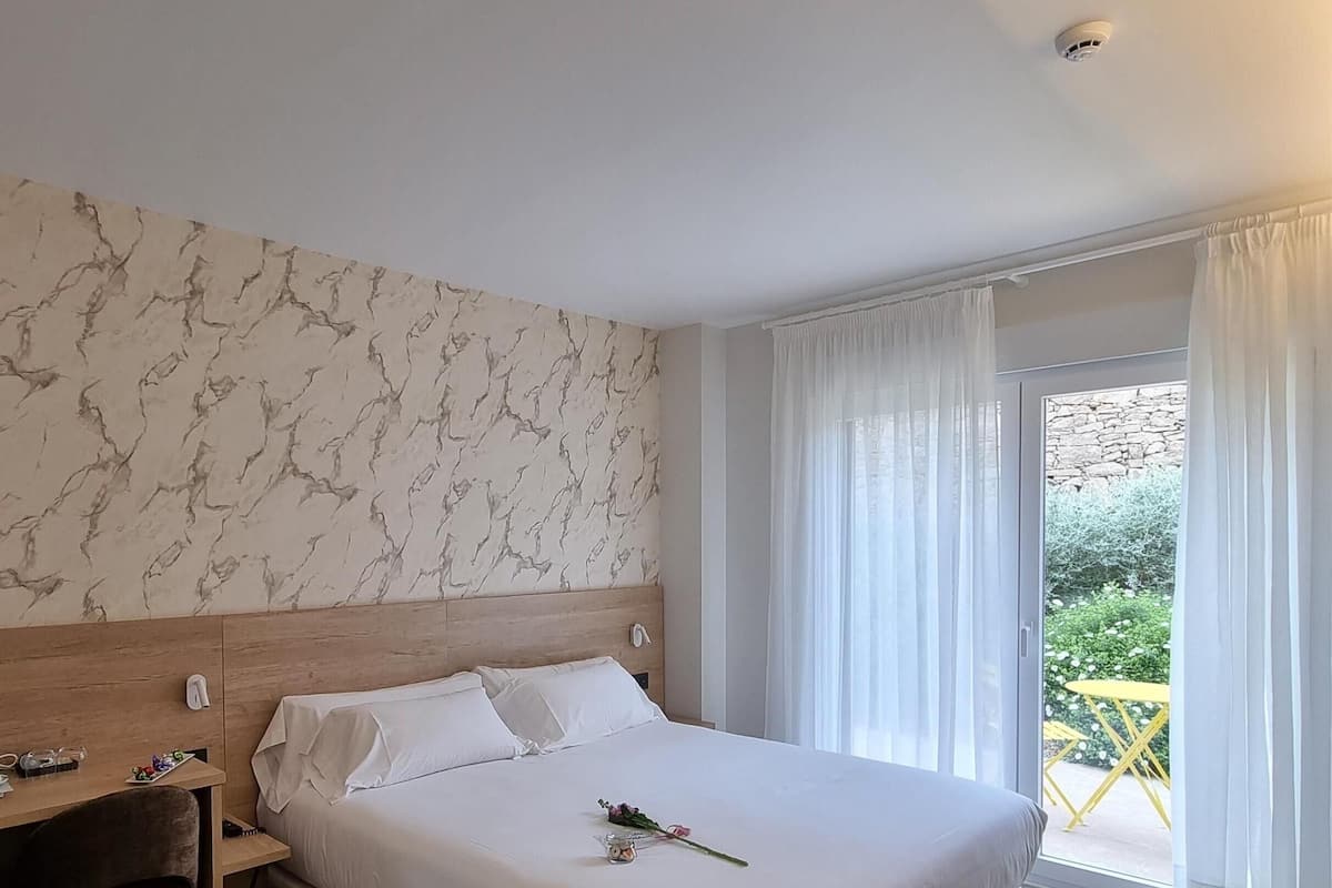 Romantic Double Room | Peralatan tempat tidur premium, bar mini, peti besi dalam bilik