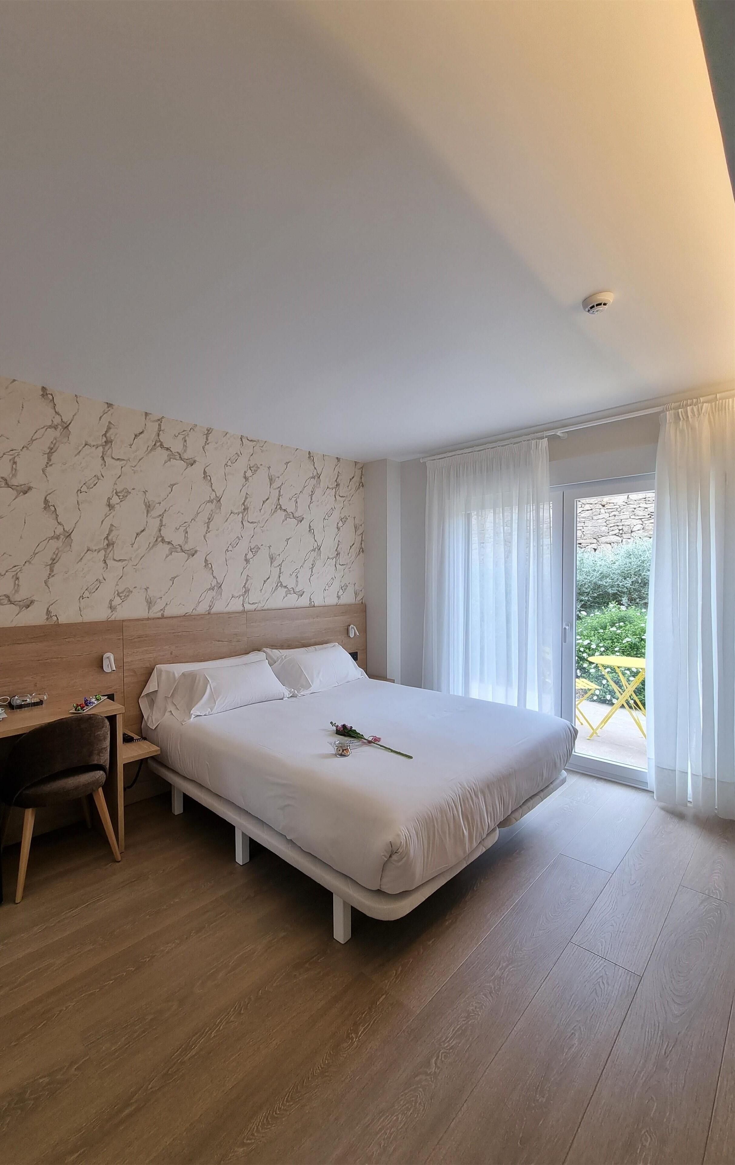 浪漫双人房 | 高档床上用品、迷你吧、客房内保险箱、特色装修