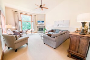 Casa geminada, várias camas, vista para a montanha (Red Hawk Townhomes 2338) | Área de estar | Smart TV 42 polegadas com canais a cabo, TV, lareira