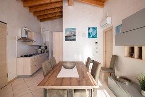 Familienapartment | Wohnbereich | 50-Zoll-Fernseher mit Kabelempfang