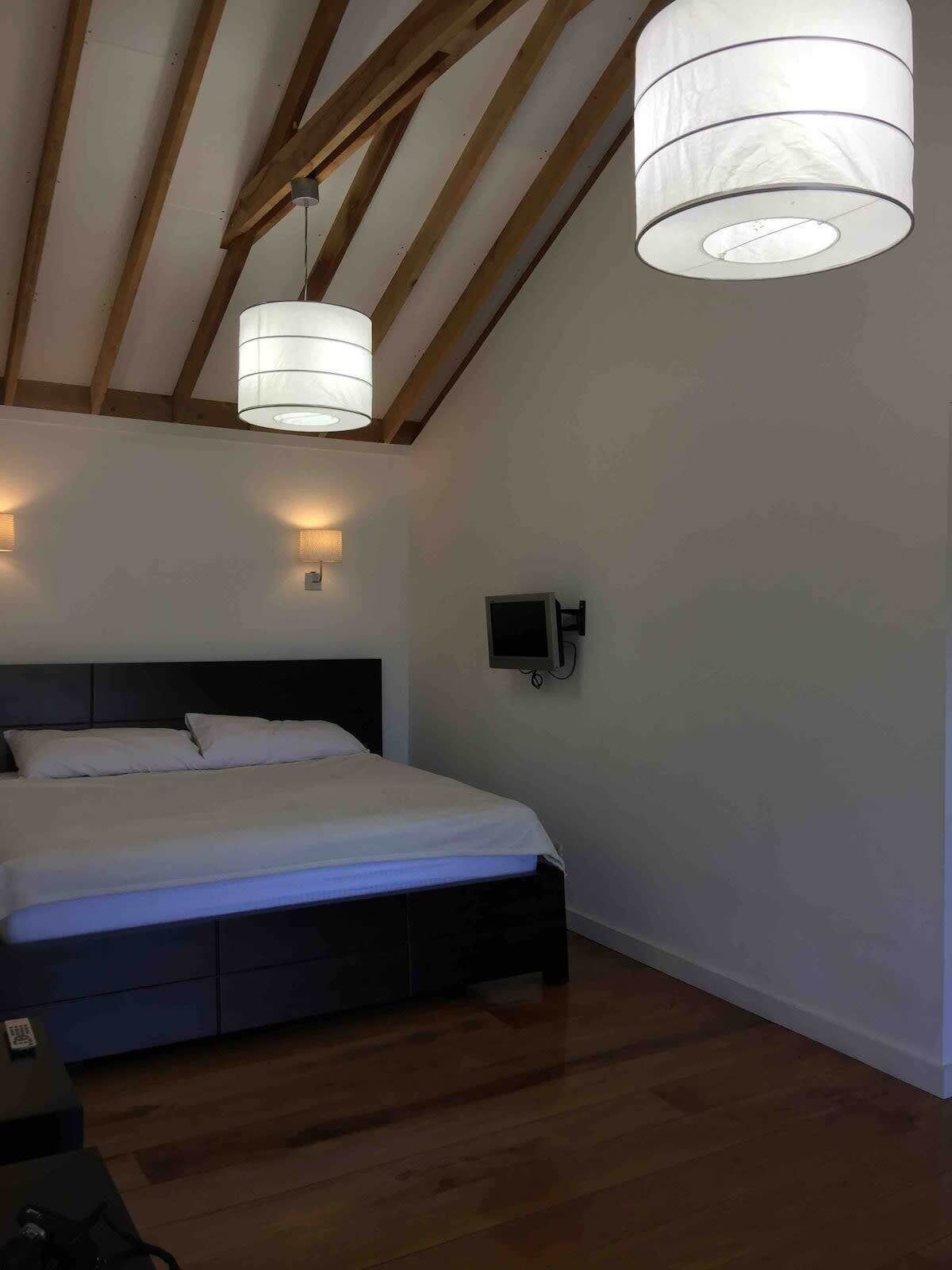 3 bedrooms, iron/ironing board, bed sheets