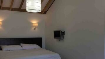 3 bedrooms, iron/ironing board, bed sheets