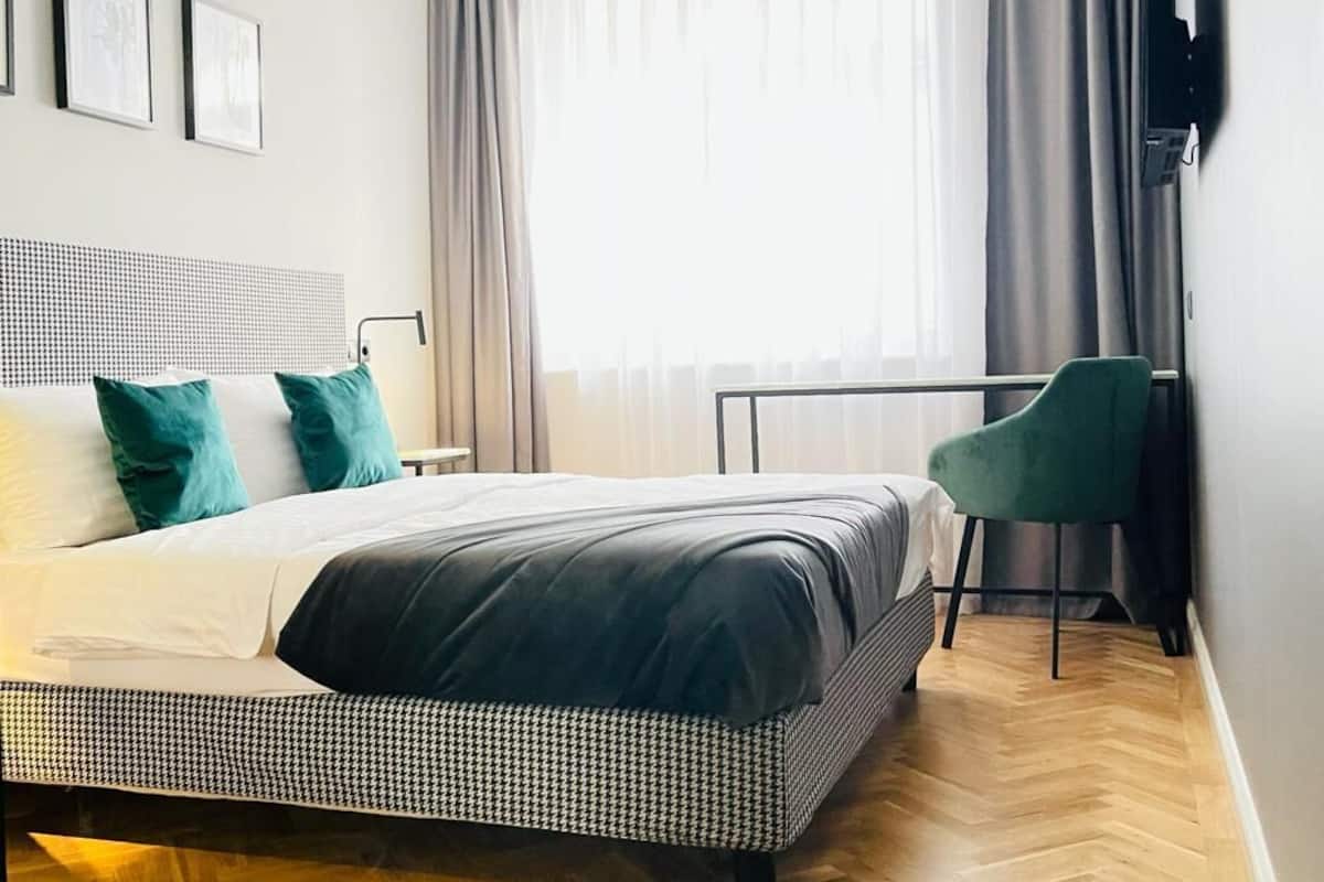 Habitación individual Premier | Minibar, caja de seguridad en la habitación y escritorio