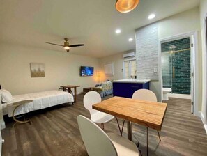 WiFi - Stylist studio on Van Ness in the tower district (Fresno)