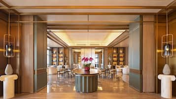 2 Bars/Lounges