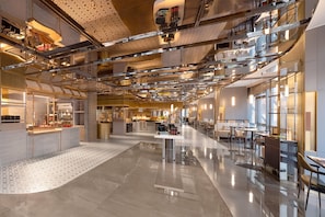 3 restaurants; breakfast, lunch, dinner and brunch served  - HUALUXE Qingdao Licang by IHG (Qingdao)