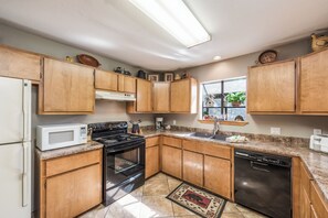 Studio (3 Bedrooms) | Property amenity