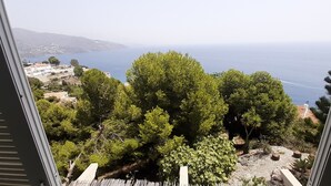 A view of a coastal landscape with dense greenery and a clear view of the sea. - NUEVA Increíble casa con vistas al mar y piscina (Almuñécar)