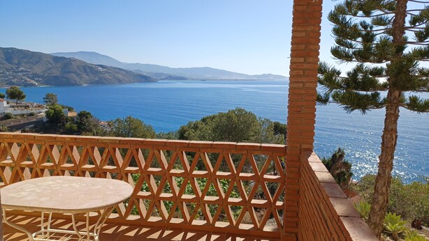 A balcony with a view of the sea and mountains. - NUEVA Increíble casa con vistas al mar y piscina (Almuñécar)
