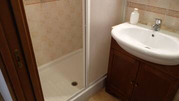 Kostenlose Toilettenartikel, Haartrockner, Handtücher