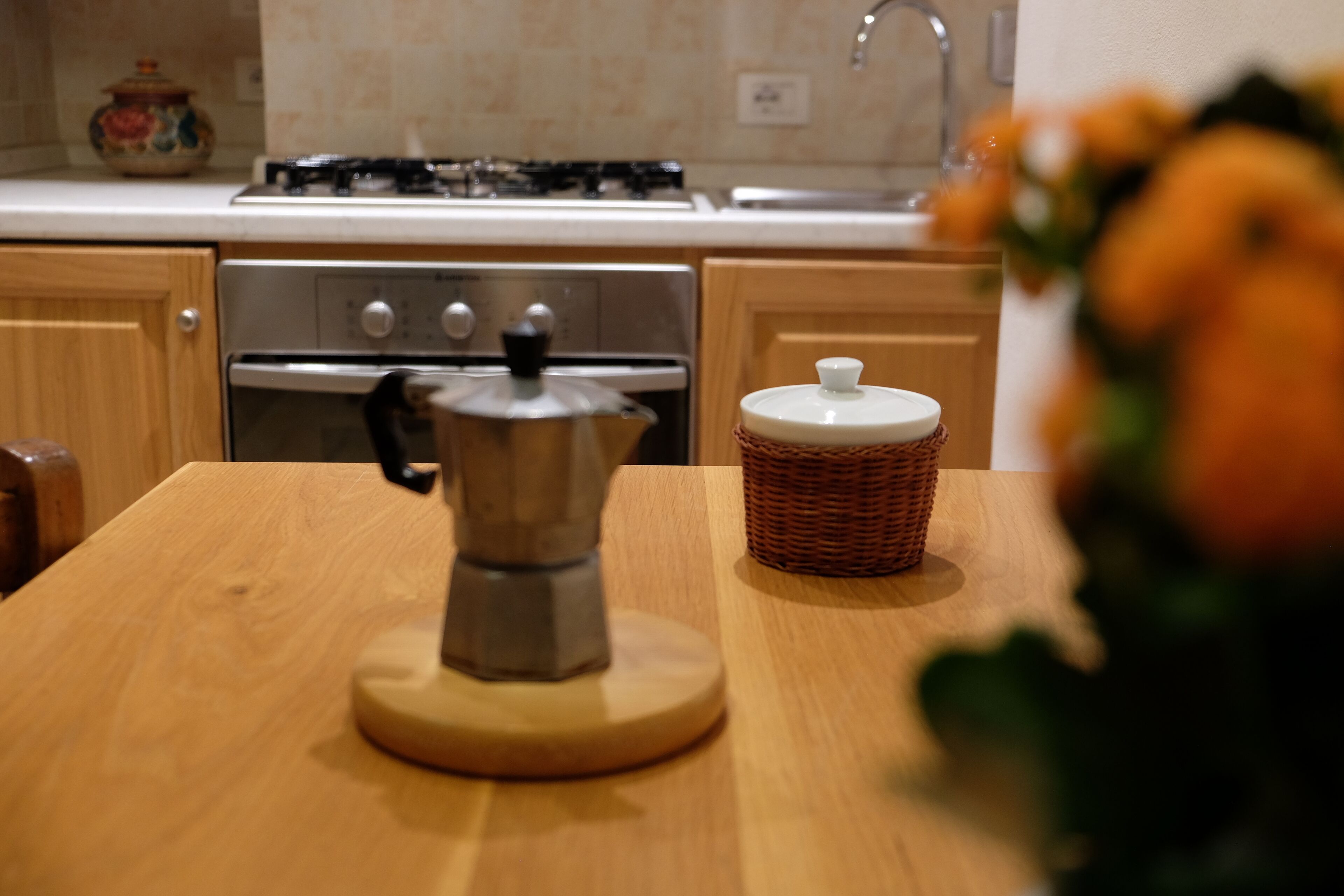 Kühlschrank, Ofen, Herdplatte, Wasserkocher mit Kaffee-/Teezubehör