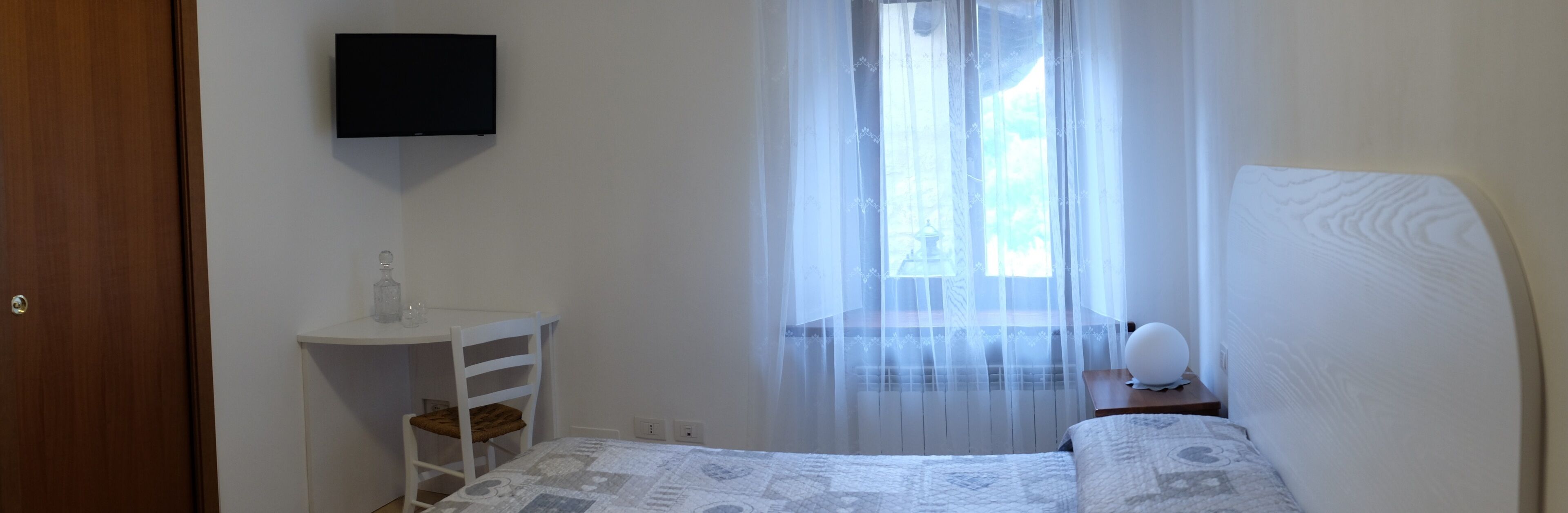 1 makuuhuone, työpöytä, silitysrauta/-lauta, Wi-Fi