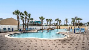 Alberca techada y alberca al aire libre