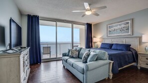 Tabla de planchar con plancha, wifi gratis y ropa de cama 