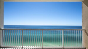 Un balcon avec vue sur l’océan.