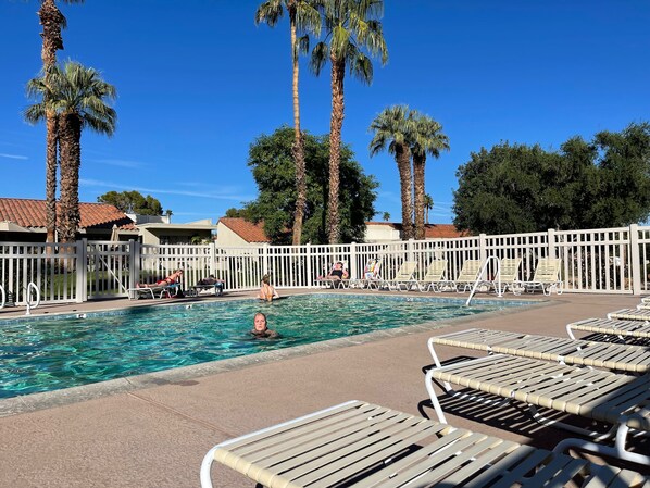 Alberca al aire libre y alberca climatizada