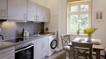 Een koelkast, een magnetron, een oven, een kookplaat