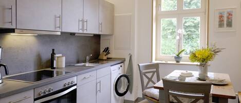 Réfrigérateur, micro-ondes, four, plaque de cuisson