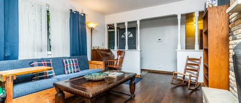 Smart TV, fireplace, DVD player, books