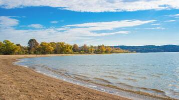 Vlak bij het strand, ligstoelen aan het strand