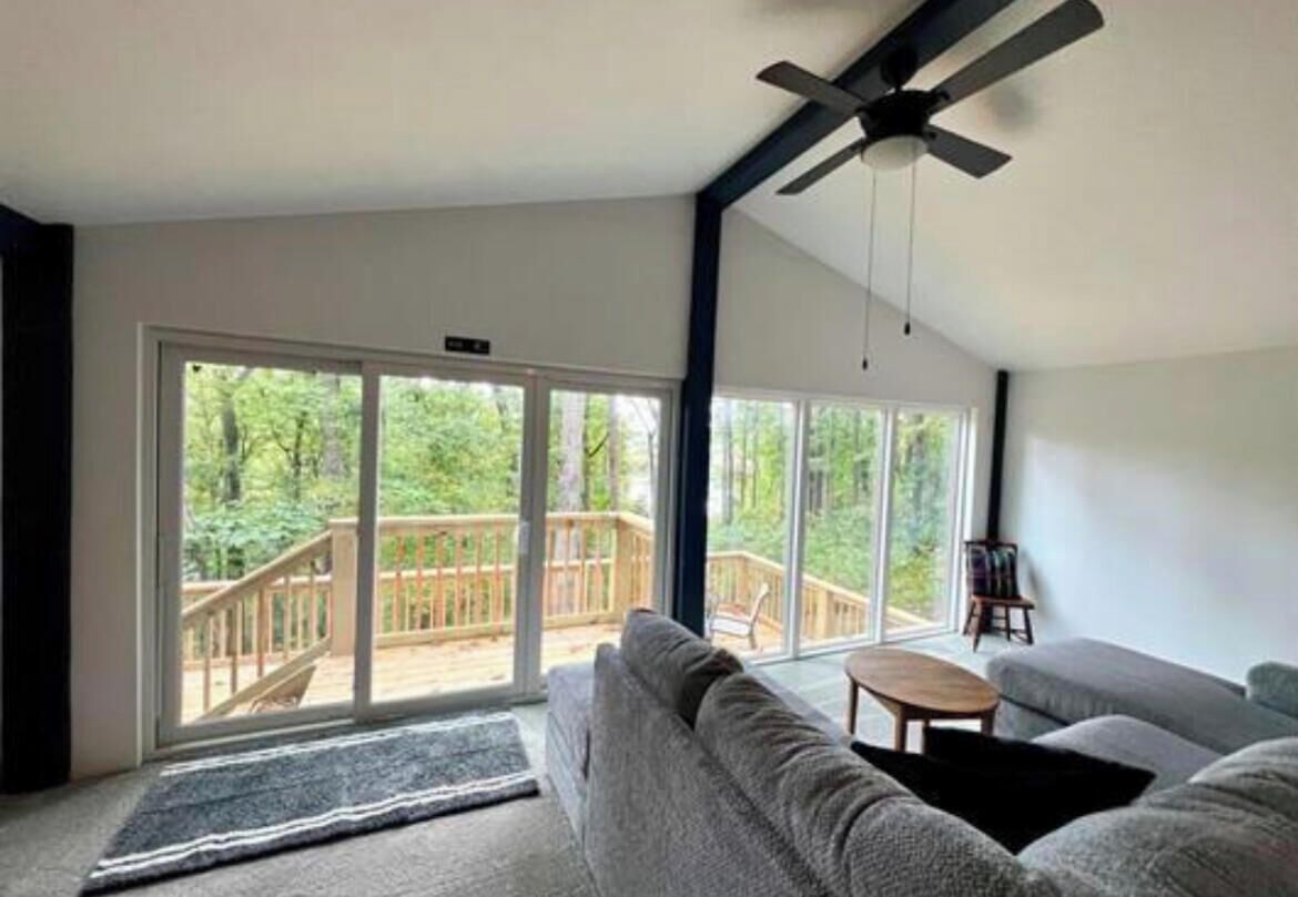 Smart TV, chimenea, reproductor de DVD y libros 