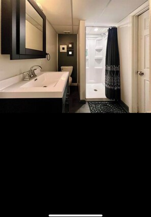 Duschwanne, Whirlpool, Haartrockner, Handtücher