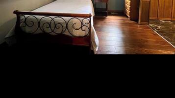 6 bedrooms, desk, free WiFi, bed sheets