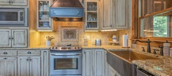 Sunrise Retreat - Luxury Lakefront Retreat - Hot Tub, Outdoor Fireplace