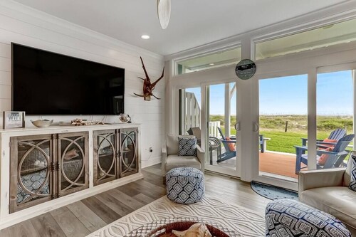 Oceanfront townhome with Beach Access, Pool, & Wifi