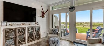 Oceanfront townhome with Beach Access, Pool, & Wifi