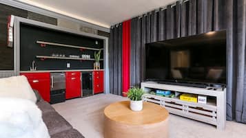 Smart TV, chimenea, libros