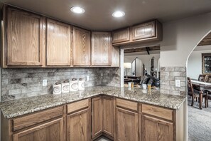 Studio (4 Bedrooms) | Property amenity